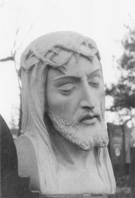 slika Isusa - spomenik na groblju
